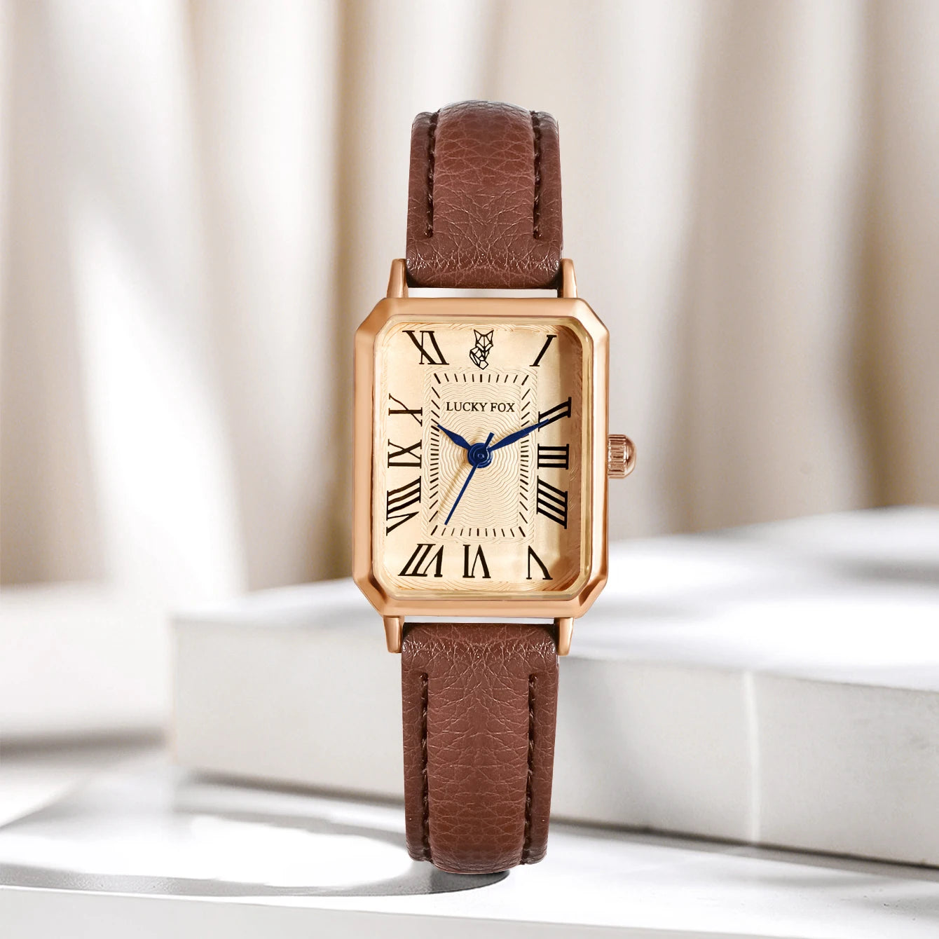 Montre Femme Élégance Absolue – Cadran Doré & Bracelet Cuir Noir