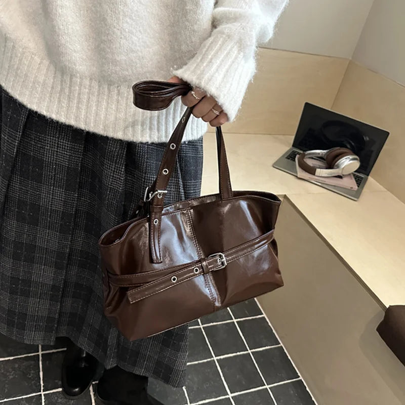 Sac à Main Femme Élégance Intemporelle – Cuir Souple & Boucle Signature