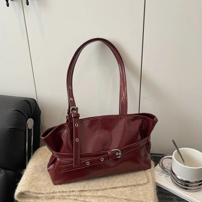 Sac à Main Femme Élégance Intemporelle – Cuir Souple & Boucle Signature