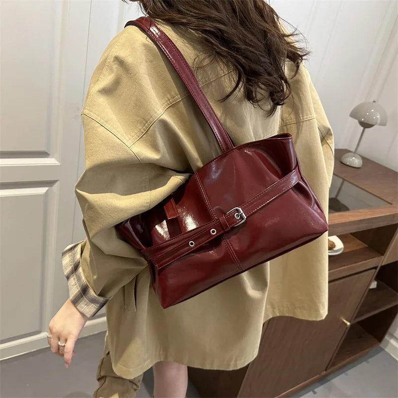 Sac à Main Femme Élégance Intemporelle – Cuir Souple & Boucle Signature