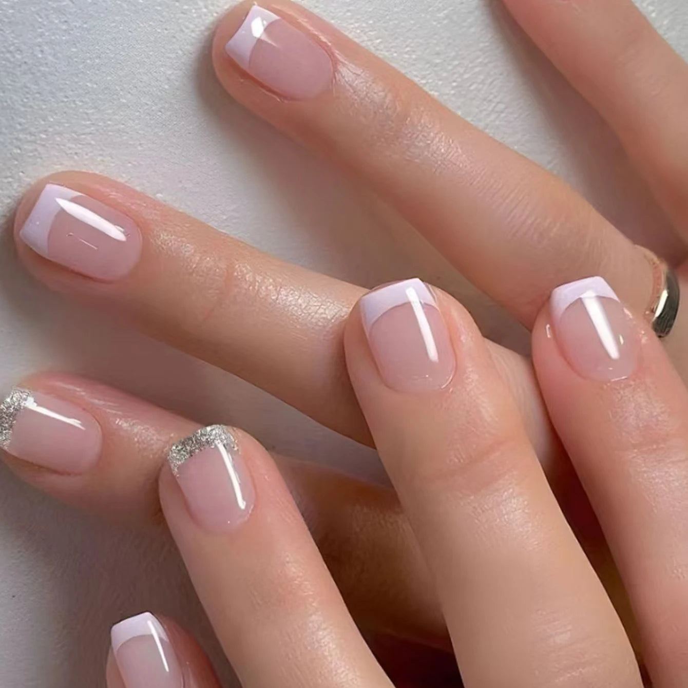 Kit de 24 Faux Ongles French-Manucure élégante en quelque minute