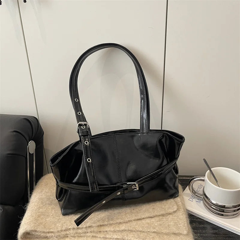 Sac à Main Femme Élégance Intemporelle – Cuir Souple & Boucle Signature