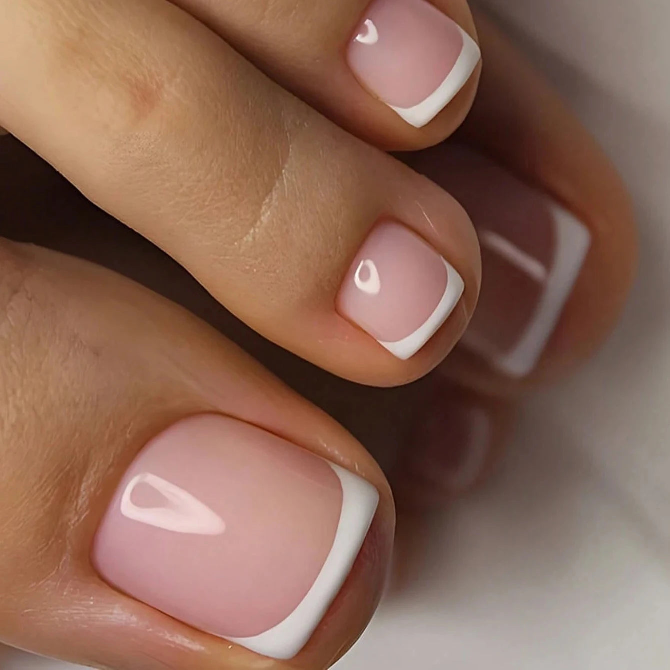 Kit de 24 Faux Ongles French-Manucure élégante en quelque minute