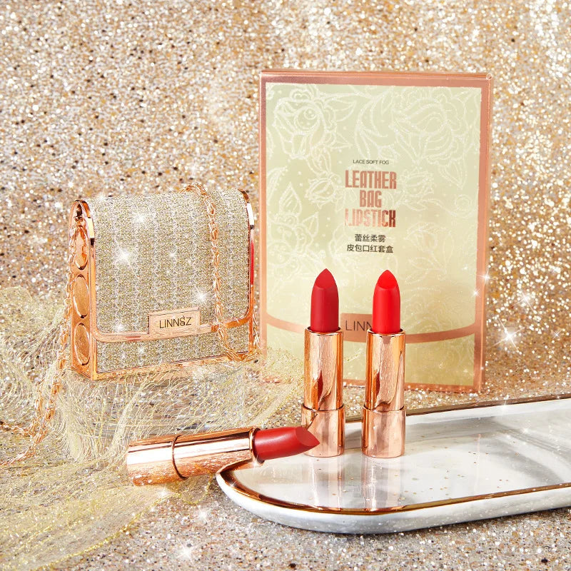 Coffret Prestige – 3 Rouges à Lèvres Mats Waterproof avec Pochette Élégante à Chaîne Argentée
